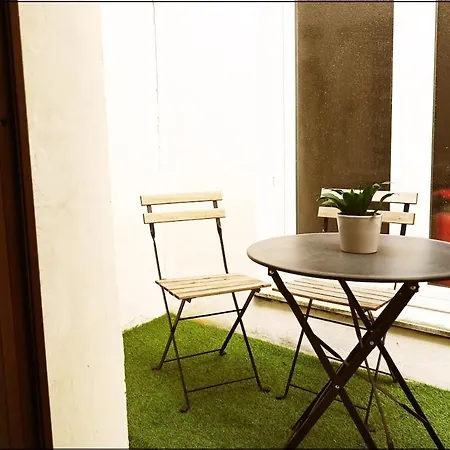 Bold And Beautiful Duplex In Central