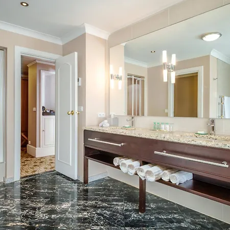 Renaissance Hotel 4*
