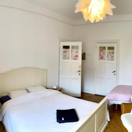 Calm, & Birdsong Near The Center Accommodatie bij particulieren *