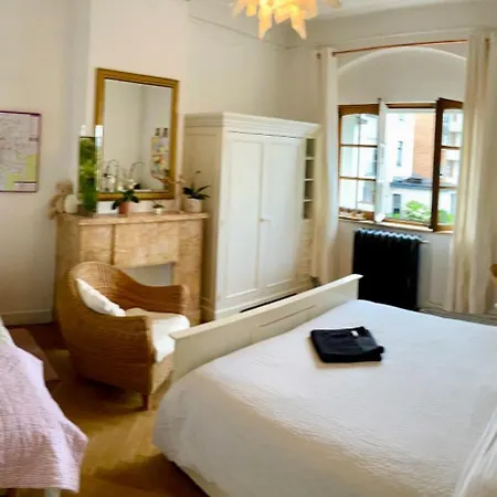 Calm, & Birdsong Near The Center Accommodatie bij particulieren