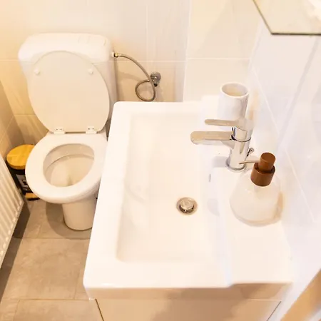 Sous Toit Lumineux Avec Garage Et 4 Pièces En Enfilade *
