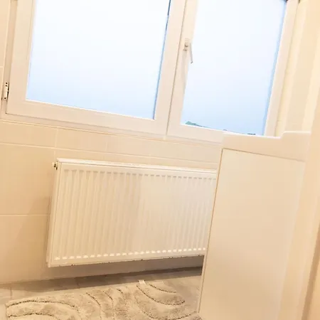 Sous Toit Lumineux Avec Garage Et 4 Pièces En Enfilade *