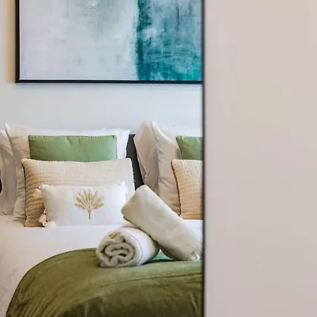 Luxurious 2-br Flat Near Nato & Eu 公寓 *
