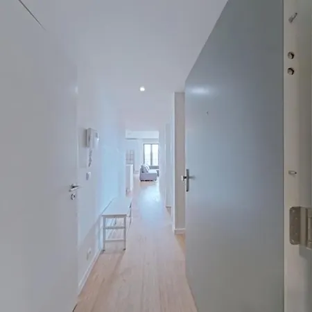 Stylish 2br With Balcony Apartment *