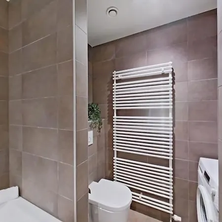 Apartment Stylish 2br With Balcony *