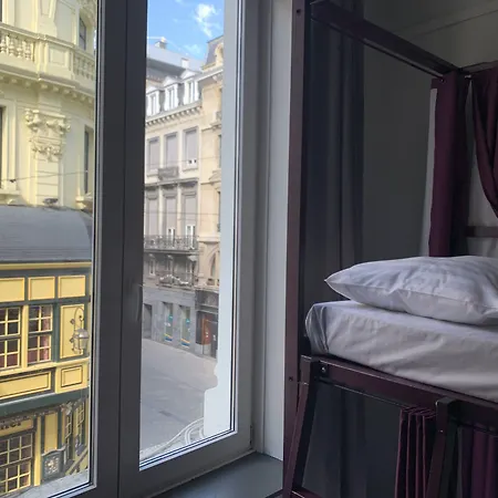 Safestay Grand Place Otel 3*