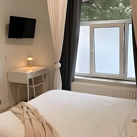 Comfortable 10 Min From Midi Station And 15 Min From Center Apartment *