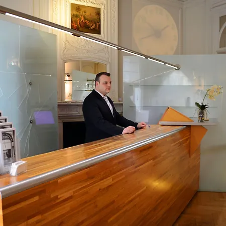 ドゥ コングレス ホテル 3*