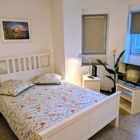 And Convenient Near Supermarkets And Public Transports Apartment Brüssel