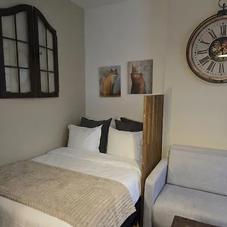 Pb155, Balcony With Street View בית הארחה