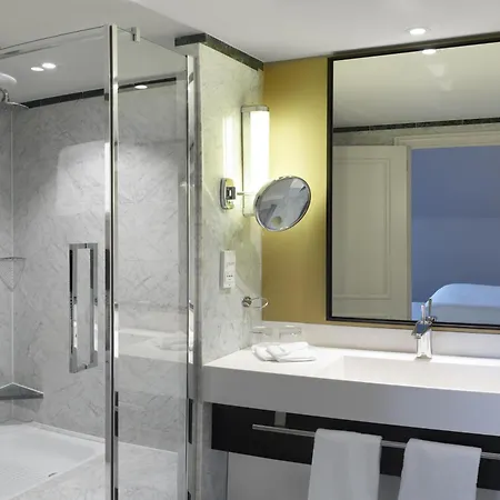 Hilton Grand Place Отель Брюссель