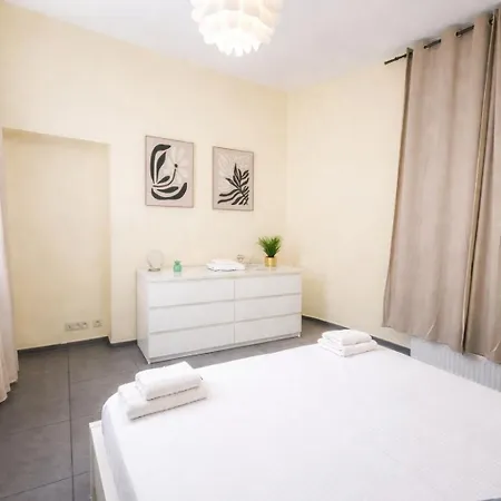 Spacious 2br Near Grand Place 1 דירה *