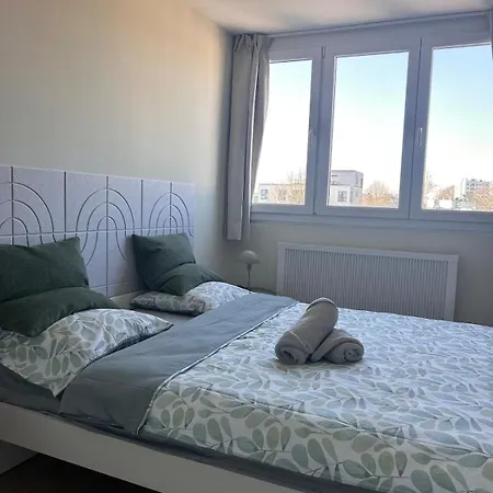 Elegant Renovated 2 Bedrooms Close To Transport *