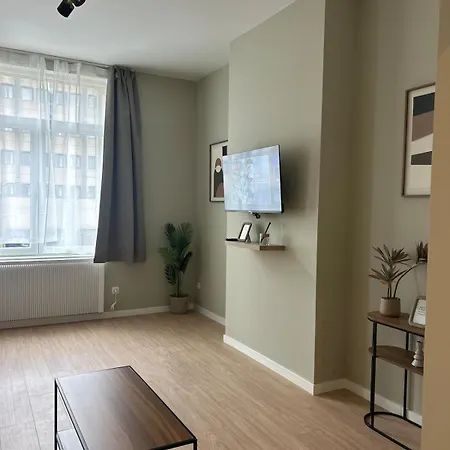 Elegant Renovated 2 Bedrooms Close To Transport * Bruxelles