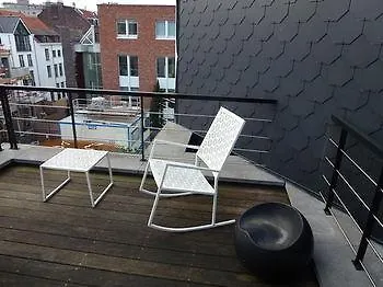 Apartment Yawn *
