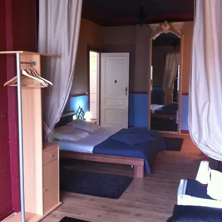 18 Hotel