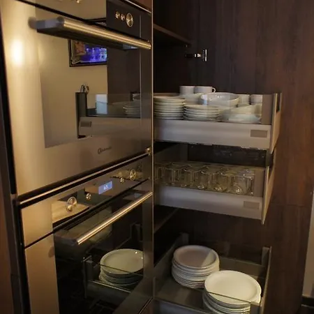Apartment J And R *