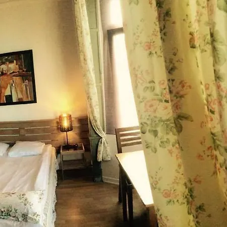 Appart-hotel Maison De La Lune - Petite D'etterbeek 3* Brussels