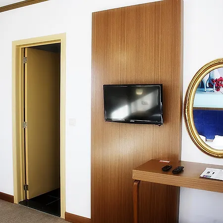 Fly Nezzo Lounge Brussels Bed & Breakfast 3*