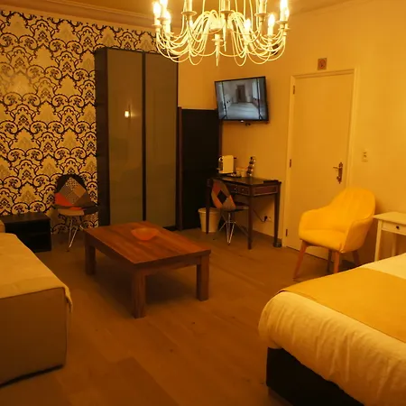 J And R Apartment *