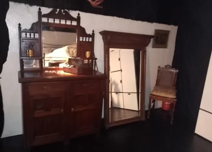 Edouard Boat Botel *