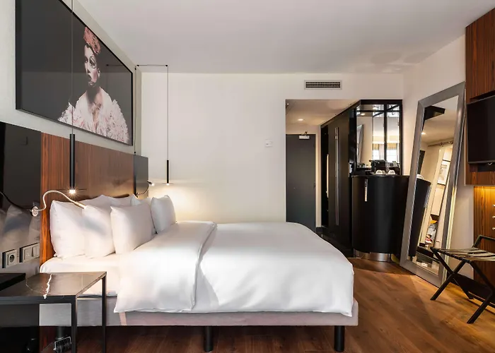 Radisson Collection Grand Place מלון בריסל