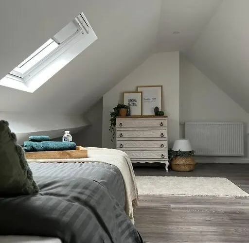 Lovely 2-bedroom Duplex W/ Balcony In Apartamento