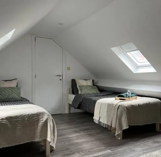 Lovely 2-bedroom Duplex W/ Balcony In Apartamento