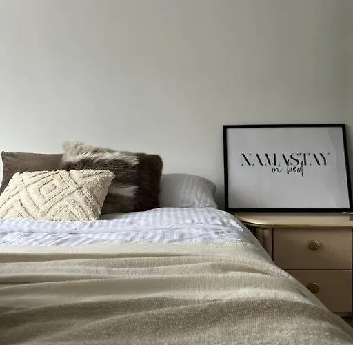 Lovely 2-bedroom Duplex W/ Balcony In Bruxelas