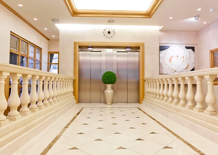 Le Chatelain Hotel 5*