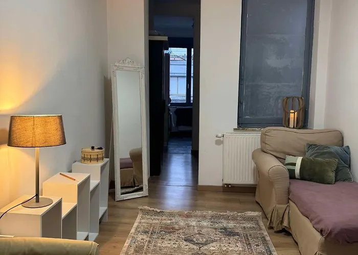 The Bachelor Backpacker Spot * 브뤼셀