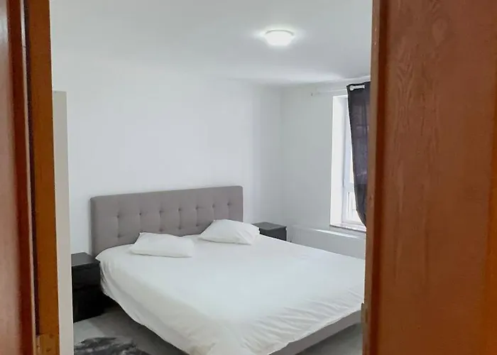 Luxury 2br & Jacuzzi Near Expo 12 & Ing Arena