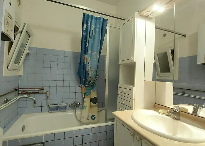 Large 1st Floor Apartment, Schaerbeek, Bruselas