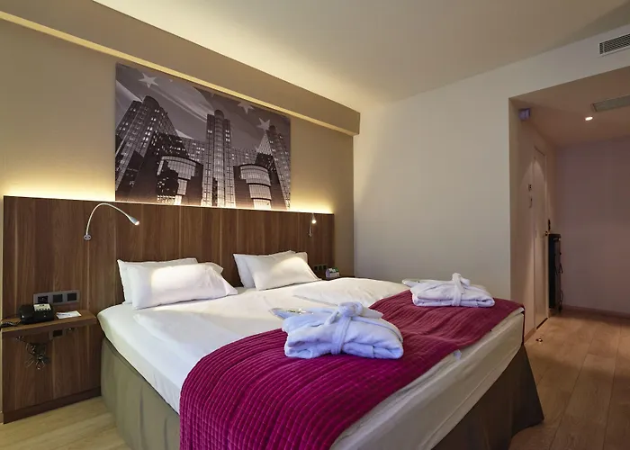 Schuman By Ihg Отель