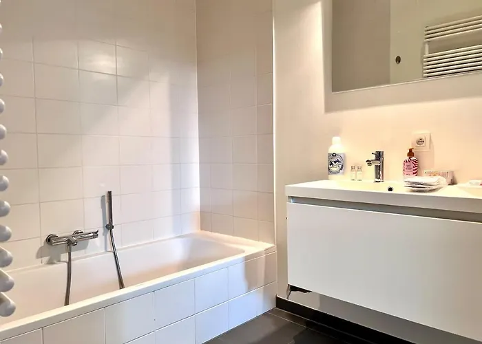 Bright Modern Loft In For 4