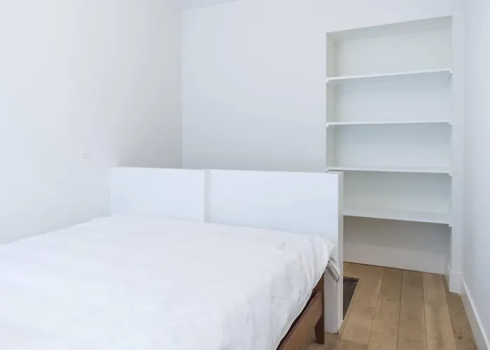 Comfortable And Quiet בריסל