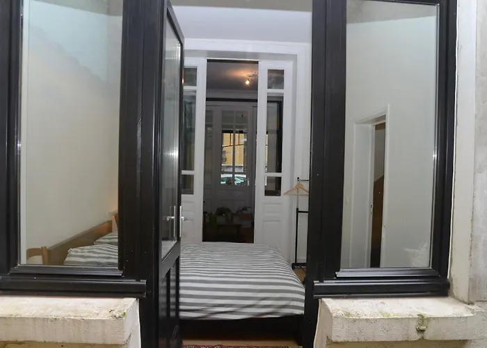 Comfortable And Quiet * בריסל