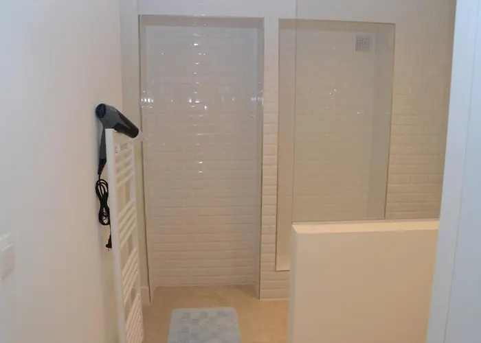 Comfortable And Quiet * בריסל