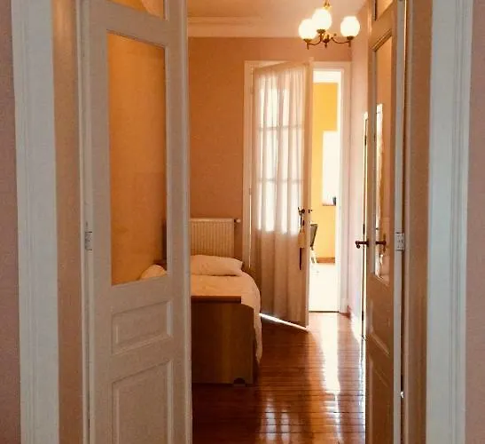 Apartment Bijou > Parvis St Pierre *