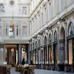 Des Galeries מלון