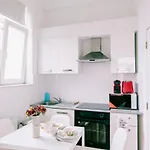 Slow Moments In Apartman Brüsszel