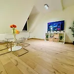 The Experience - 2 Bedroom Bright, Spacious & Appartement