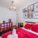 Euro Edens Cosy Historic In Jacuzzi, Garden, Location Гостевой дом 3*