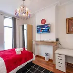 Euro Edens Cosy Historic In Jacuzzi, Garden, Location Гостевой дом 3*