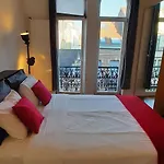 Гостевой дом Euro Edens Cosy Historic In Jacuzzi, Garden, Location 3*