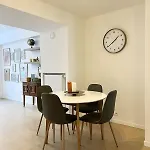 Modern & Elegant Near Montgomery