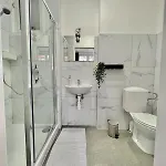 شقة Spacious For 6 Near Center Of *