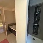 With 2 Bedrooms - Sleeps 6 아파트 *