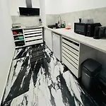 Apartment Charming 1 Bedroom With Terrace