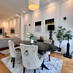 Family Cosy For Up To 9 Guests Near Midi Station Apartmán